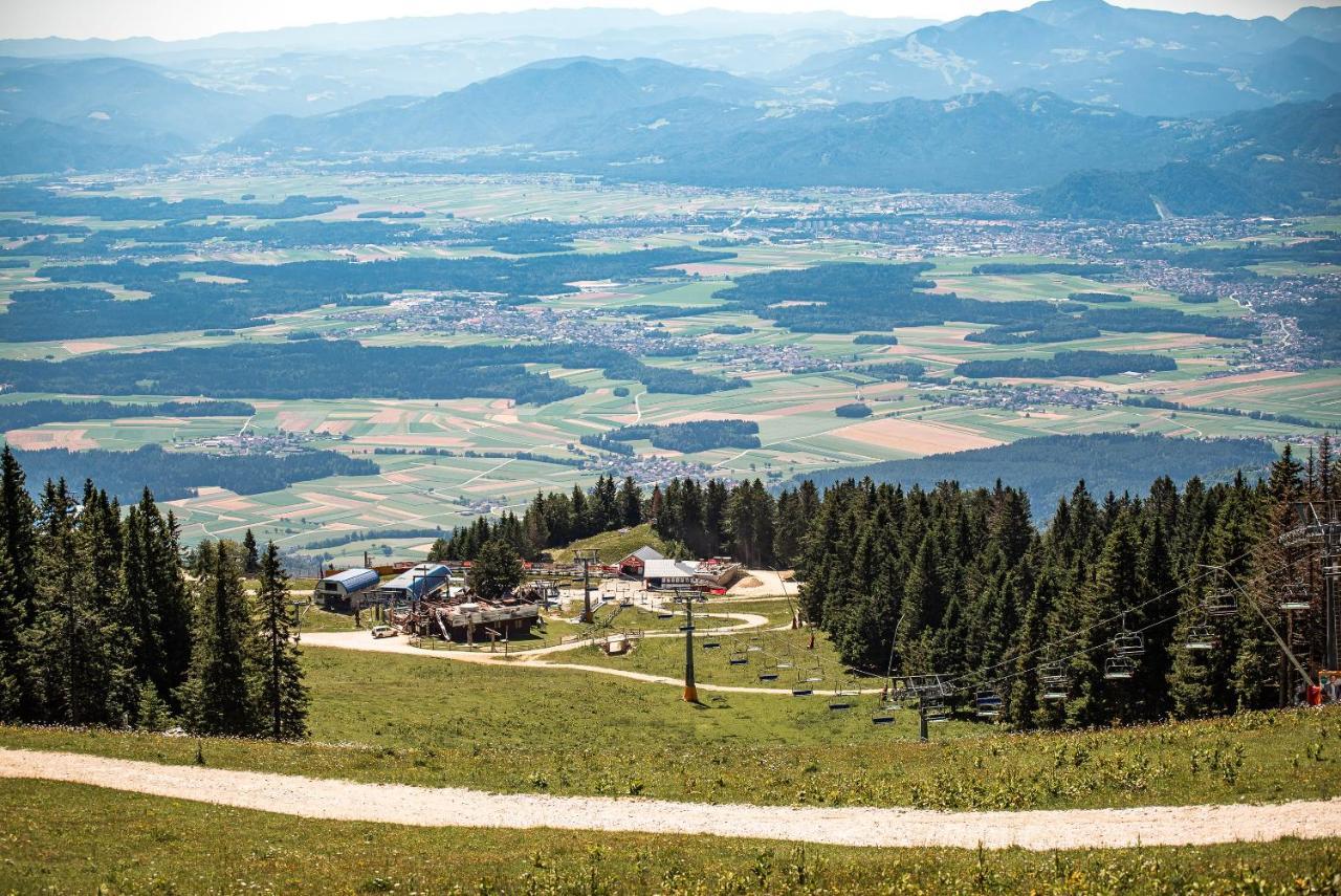 Apartments Zvoh, Krvavec, Ski-In, Ski-Out Cerklje na Gorenjskem Exterior photo